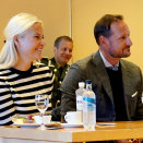 16. september: Kronprinsparet besøker Florø for å høre om hvordan frivillige organisasjoner og initiativer har opplevd koronatiden. Foto: Simen Sund, Det kongelige hoff
